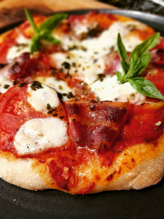 Una foto de Pizza napolitana con panceta curada