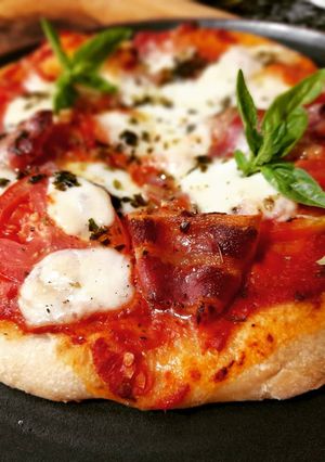Una foto de Pizza napolitana con panceta curada