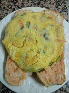 Una foto de Tortilla de ajos tiernos y zanahoria