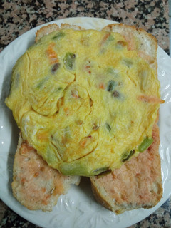 Una foto de Tortilla de ajos tiernos y zanahoria