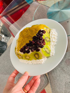 Una foto de Tarta fría de kiwi 🥝 con nata y pasas
