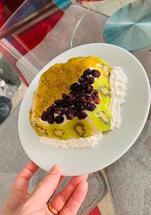 Una foto de Tarta fría de kiwi 🥝 con nata y pasas