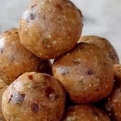 A picture of Peanut and dates laddu.