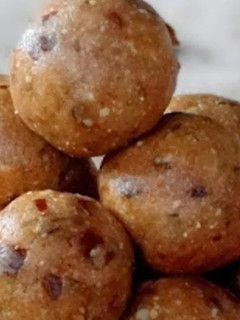 A picture of Peanut and dates laddu.