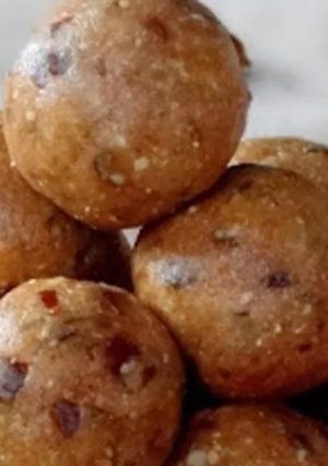 A picture of Peanut and dates laddu.