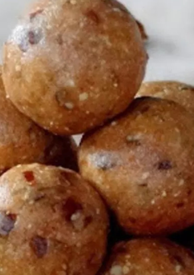 A picture of Peanut and dates laddu.