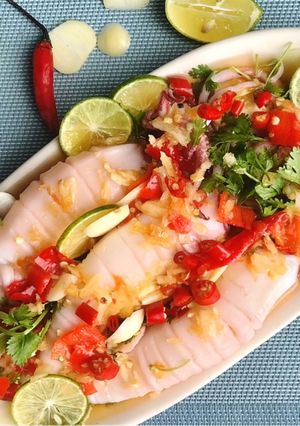 Hình của món Mực hấp sốt chanh Thái Lan.