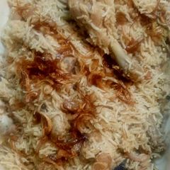 A picture of Chicken yakhni pulao.