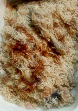 A picture of Chicken yakhni pulao.