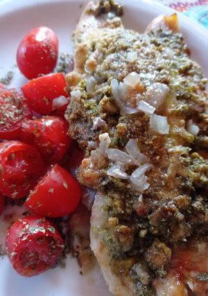 Una foto de Pescado con pesto de tomates y nueces