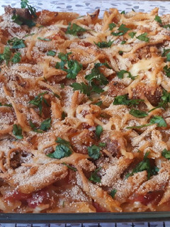 Una foto de Macarrones al horno con salchicha y calabacín