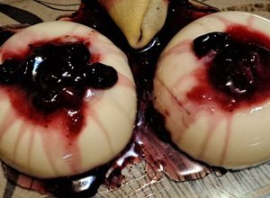 Una foto de Panacotta con salsa de frutos rojos