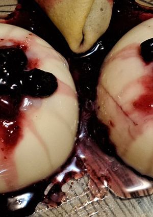 Una foto de Panacotta con salsa de frutos rojos