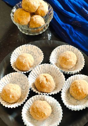 A picture of Jowar badam laddus.