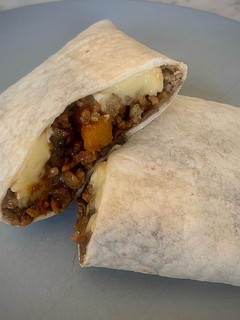 Una foto de Mini burrito de cerdo con calabaza, champiñones y Brie