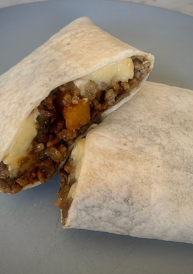 Una foto de Mini burrito de cerdo con calabaza, champiñones y Brie