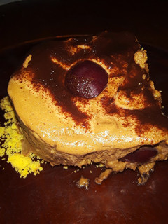 Una foto de Postre con mousse de dulce de leche granizado