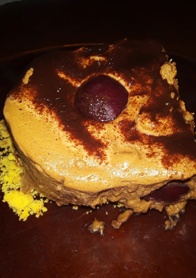 Una foto de Postre con mousse de dulce de leche granizado