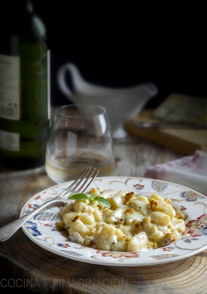 Una foto de Gnocchi con queso azul y nueces
