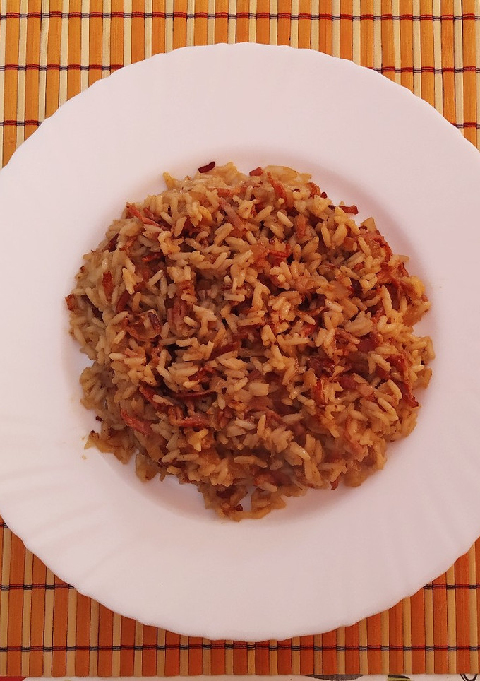 Una foto de Arroz con bacon