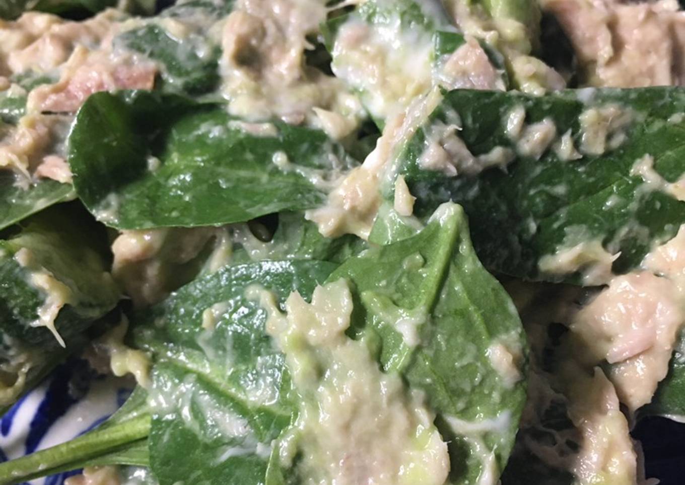 Keto friendly spinach and tuna salad