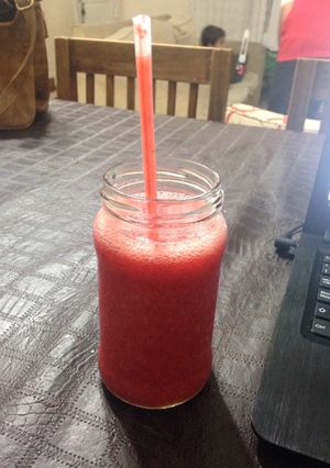 Una foto de Licuado frutillas y manzana