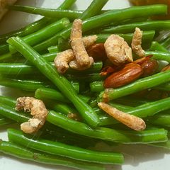 Indonesian-inspired spicy green beans A picture of Indonesian-inspired spicy green beans.