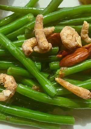 A picture of Indonesian-inspired spicy green beans.