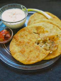 आलू की कचोरी (aloo ki kachodi recipe inn Hindi) रेसिपी मुख्य फोटो