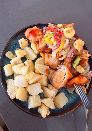 Una foto de Pargo frito estilo nikkei con papas crocantes