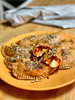 Una foto de Empanadillas integrales de bonito, tomate y huevo cocido