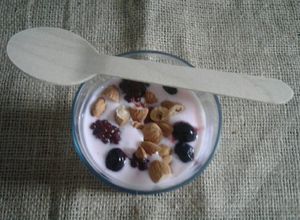 Una foto de Yogur con frutos secos y frutos rojos