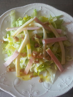 Una foto de Ensalada de col con jamón y queso