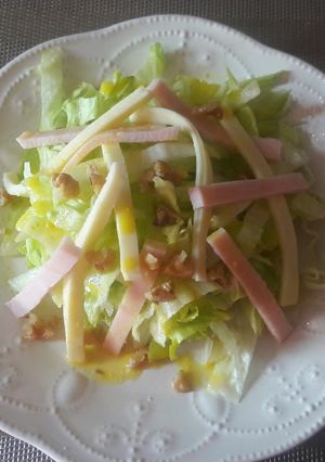 Una foto de Ensalada de col con jamón y queso