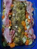 Lomo de cerdo ahumado con hierbas y guarnición de verduras