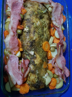 Una foto de Lomo de cerdo ahumado con hierbas y guarnición de verduras