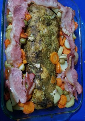 Una foto de Lomo de cerdo ahumado con hierbas y guarnición de verduras