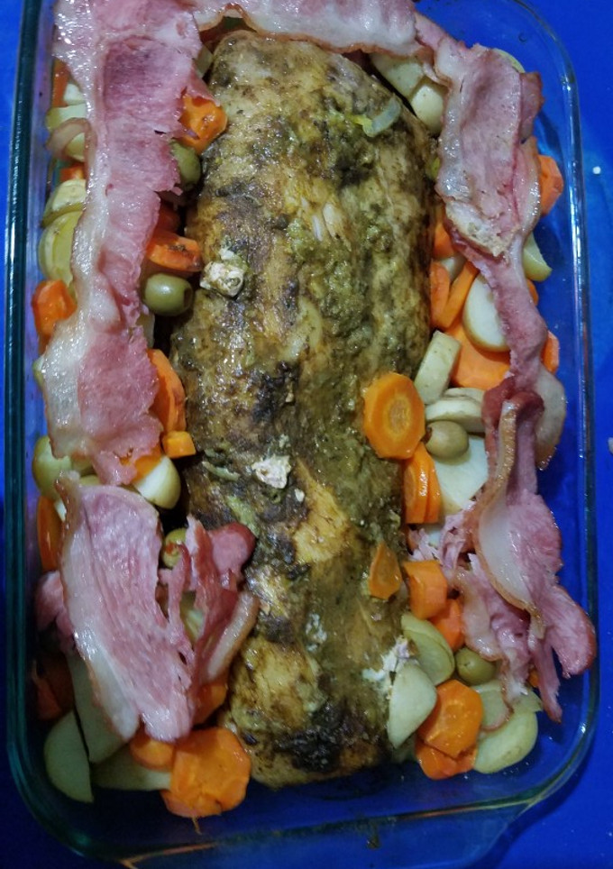 Una foto de Lomo de cerdo ahumado con hierbas y guarnición de verduras