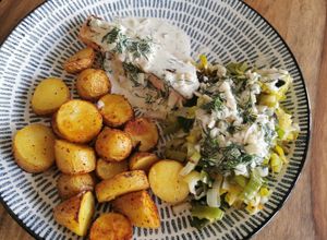 Une photo de Saumon sauce aneth et pommes de terre grenaille (air fryer) et fondue de poireaux