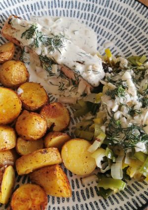 Une photo de Saumon sauce aneth et pommes de terre grenaille (air fryer) et fondue de poireaux