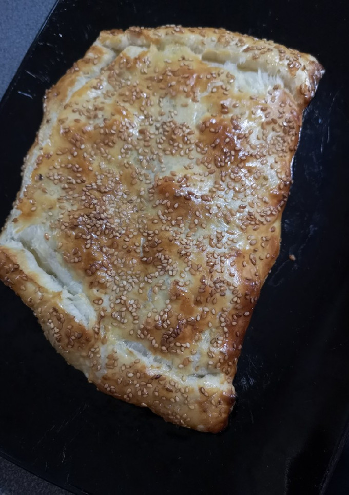 Una foto de Hojaldre de solomillo, queso brie y cebolla caramelizada
