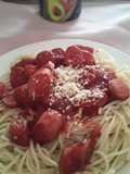 Tallarines con salsa de vienesas