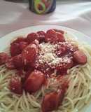 Tallarines con salsa de vienesas