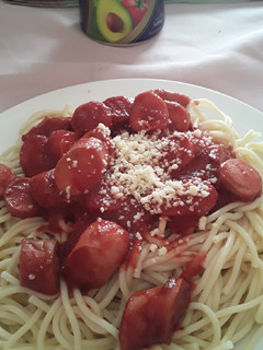 Una foto de Tallarines con salsa de vienesas