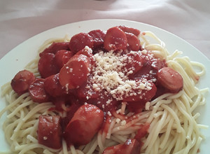 Una foto de Tallarines con salsa de vienesas