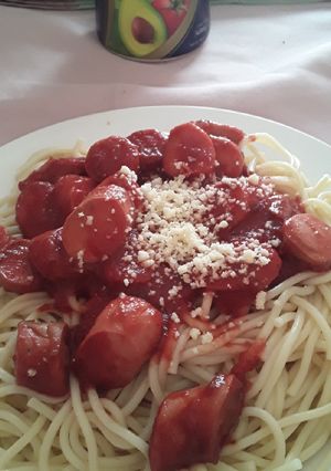 Una foto de Tallarines con salsa de vienesas