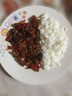 Una foto de Berenjena salteada al vino tinto con verduras