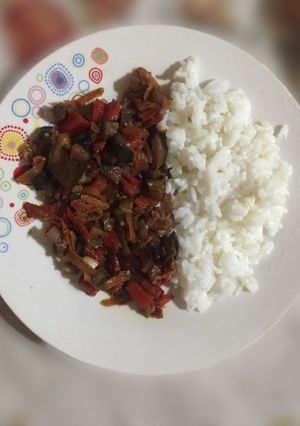 Una foto de Berenjena salteada al vino tinto con verduras