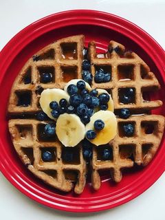 Una foto de Waffles de avena con mantequilla maní