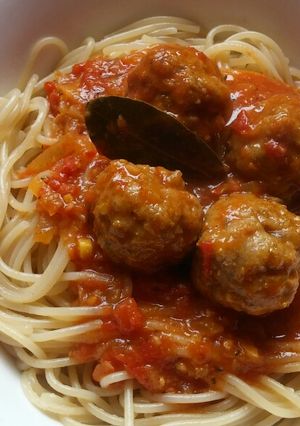 Una foto de Tallarines con albóndigas de carne